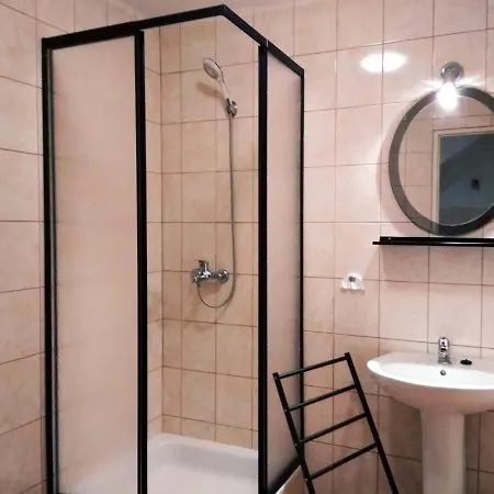 Samodzielny 2-dwupokojowy Z Ogrodem I Garazem شقة مينززدرويه